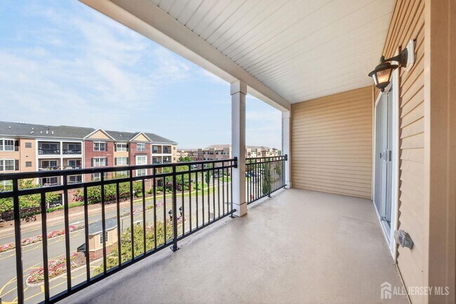 Building Photo - 645 Doral Ct