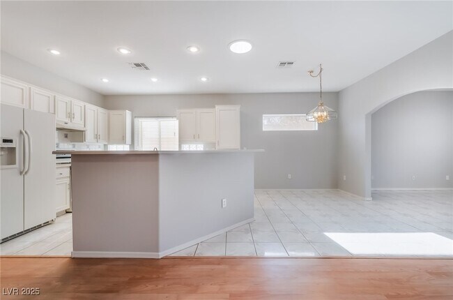 Building Photo - 2571 Thatcher Ave