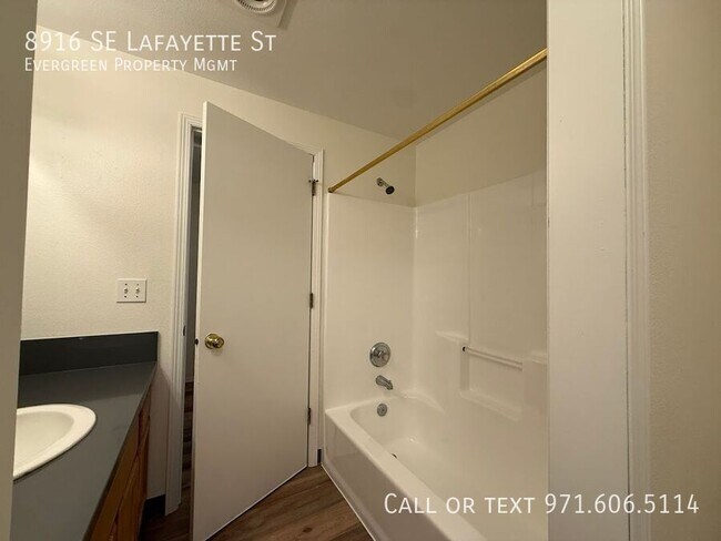 Building Photo - 8916 SE Lafayette St