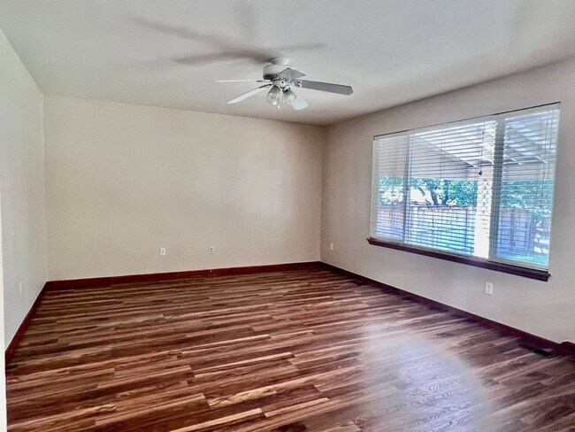 Building Photo - Wonderful 5 Bed/4 Bath Home Located on Qui...