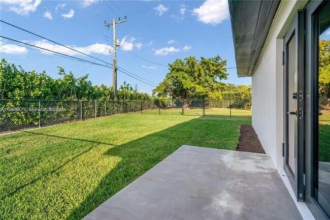 Building Photo - 8421 SW 27th Terrace