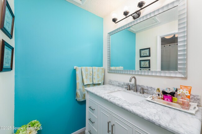 Building Photo - 2245 Golf Isle Dr