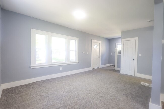 Building Photo - Large 4 bedroom 1.5 bathroom- EDEN and CMHA Section 8 Welcomed.