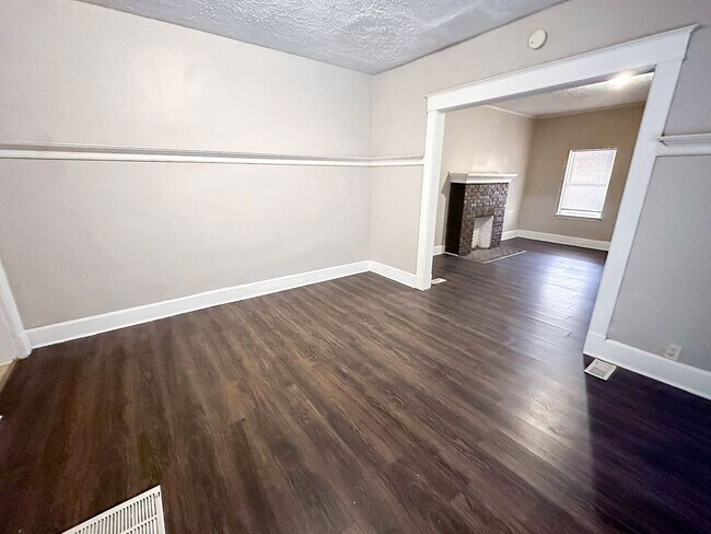 Building Photo - 103-103 N Gladstone Ave