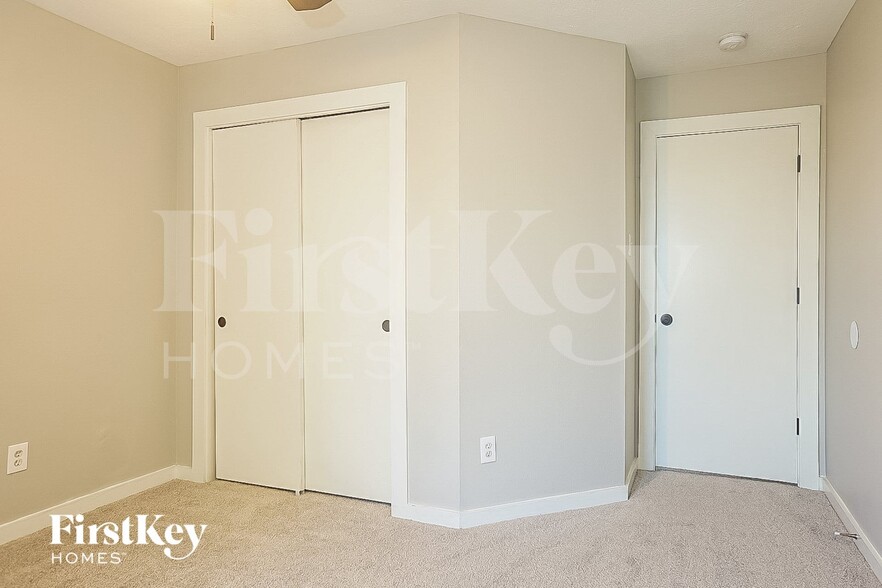 Building Photo - 7311 Village Lake Dr