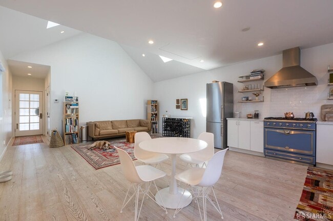 Building Photo - 449 Gates St