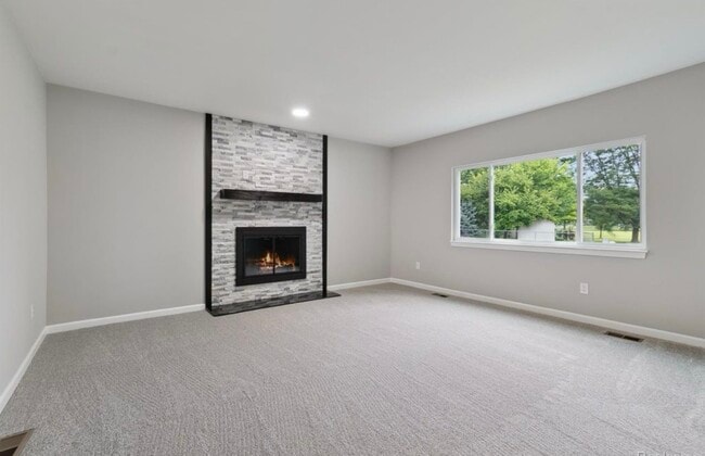 Building Photo - 6879 Brookshire Dr