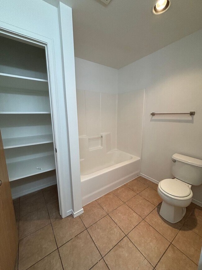 Building Photo - Pet Friendly 3 bedroom Townhouse!
