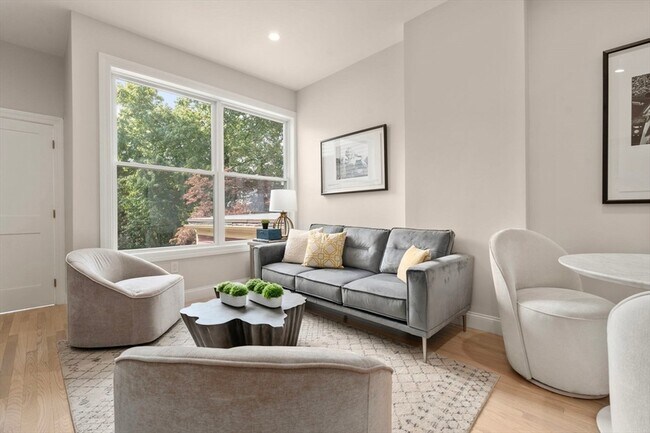 Building Photo - 587 E Broadway