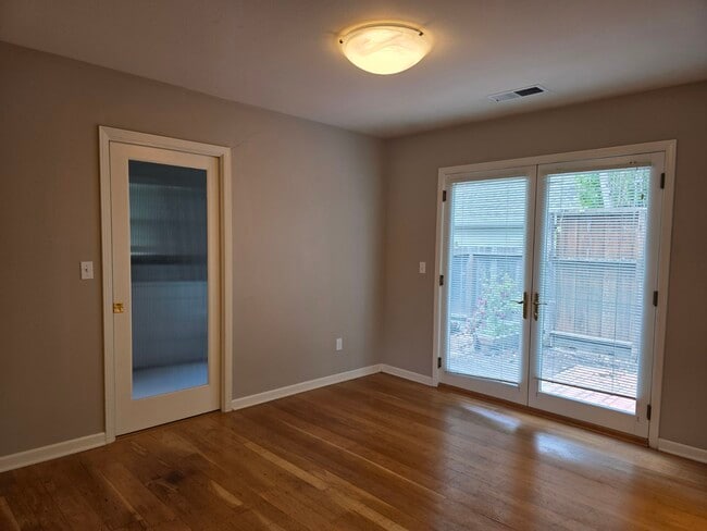 Building Photo - 1545 Brookside Dr