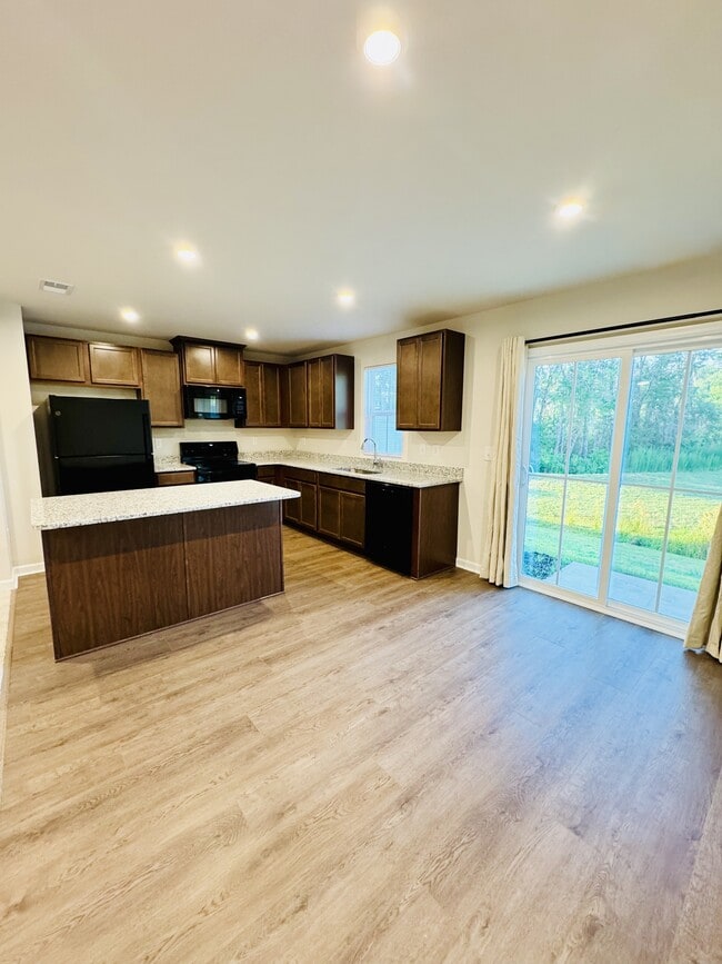 Building Photo - 405 Myrtle Mdws Dr