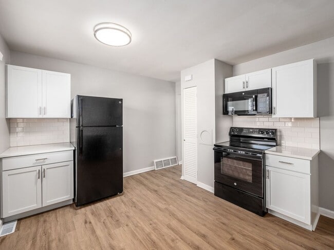 Building Photo - 554 Riverview Dr