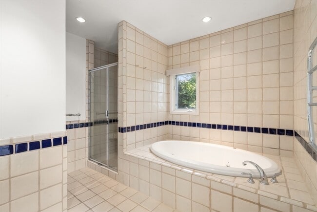 Building Photo - 225 Kenrick St