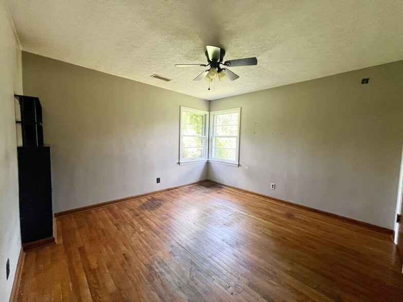 Building Photo - 73 Forest Dr