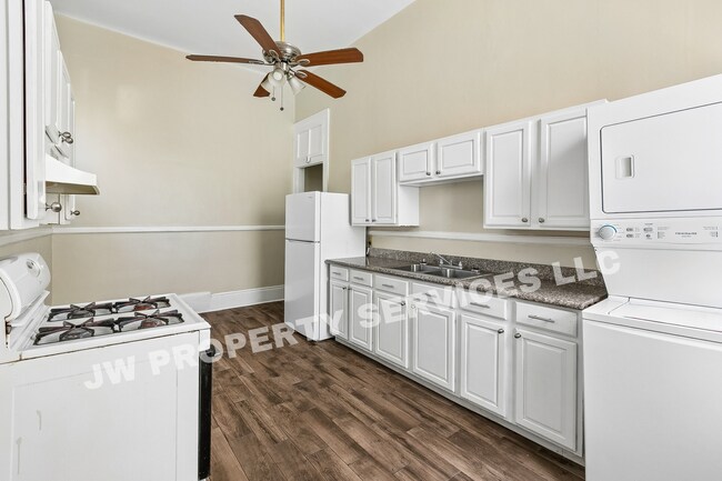 Building Photo - 2332 Ursulines Ave