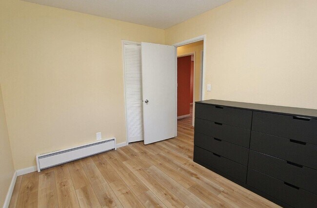 Building Photo - Charming Single-Level Home on Cul-de-sac