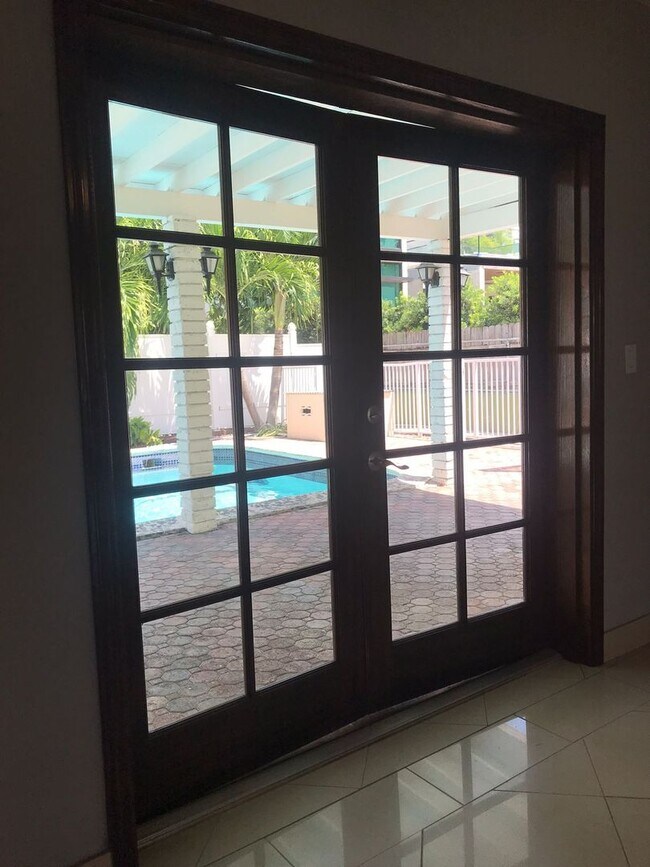 Building Photo - Miami Beach Home with a Pool!