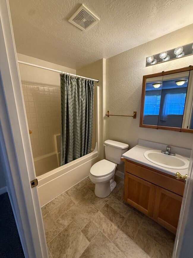 Building Photo - 522-524 Briarwood Dr.
