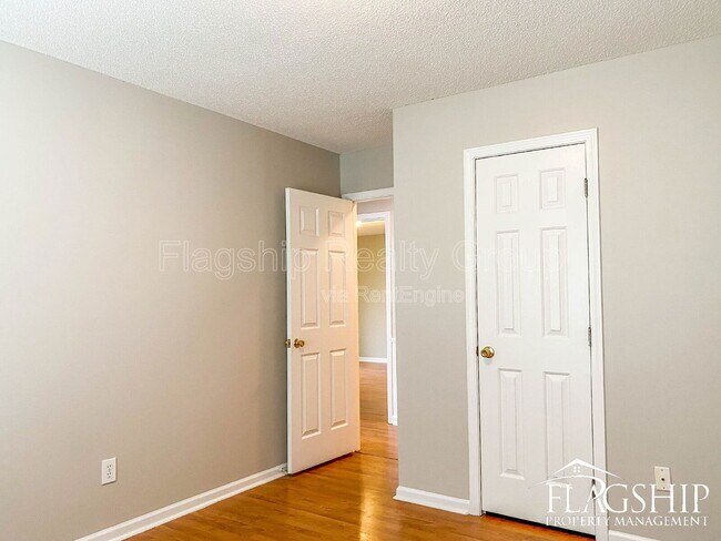 Building Photo - 3638 Highland Dr