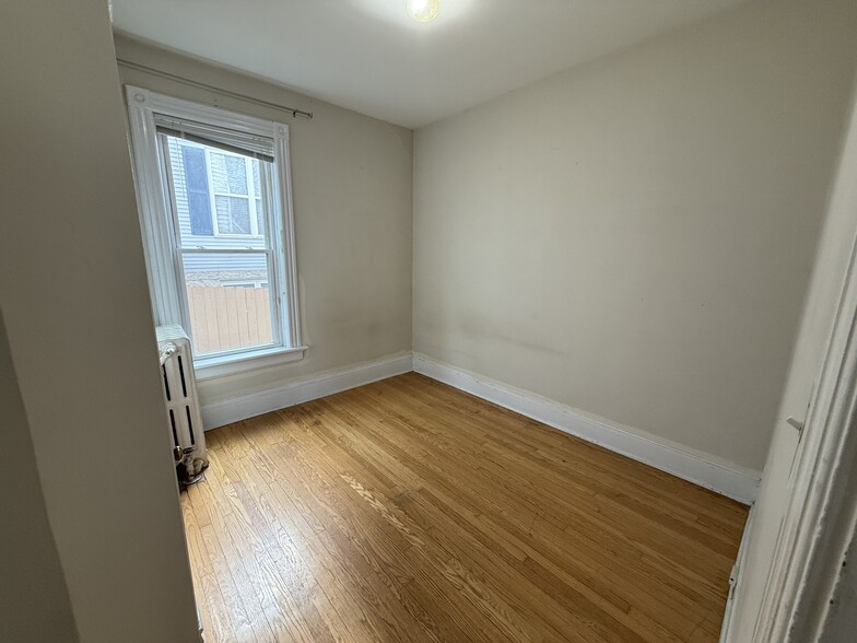 Building Photo - 1823 E Bradford Ave