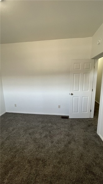 Building Photo - 424 W 7th Ave