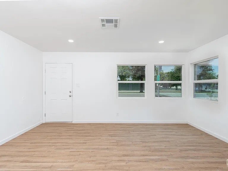 Building Photo - 2907 Truxtun Ave