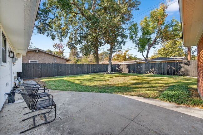 Building Photo - 9770 Cedardale Dr