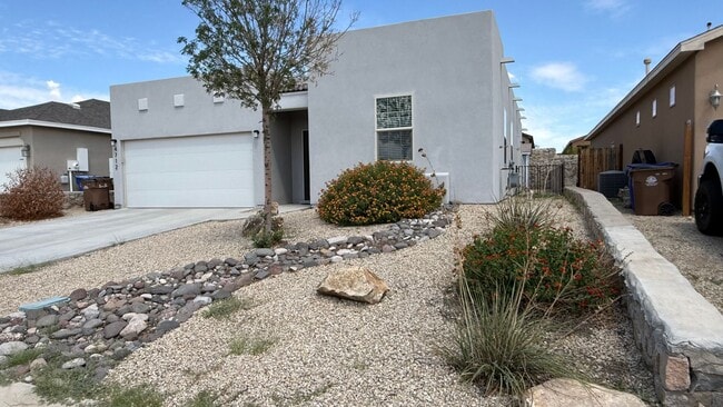 Building Photo - Modern comfort in Del Rey Estates