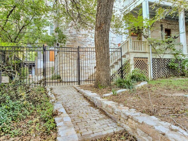 Building Photo - 702 San Antonio St