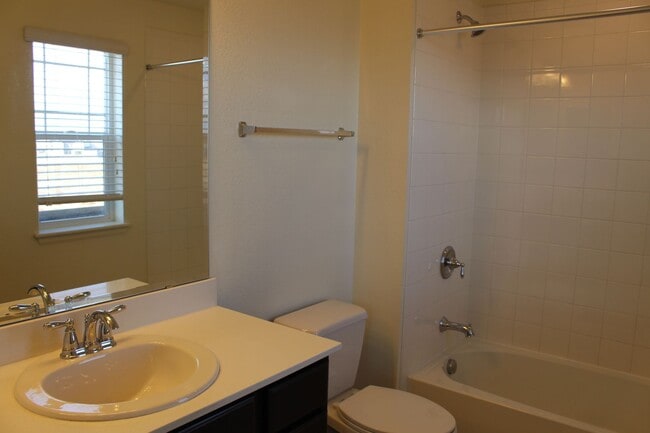 Building Photo - Move-In Ready Townhome with Open Space Vie...
