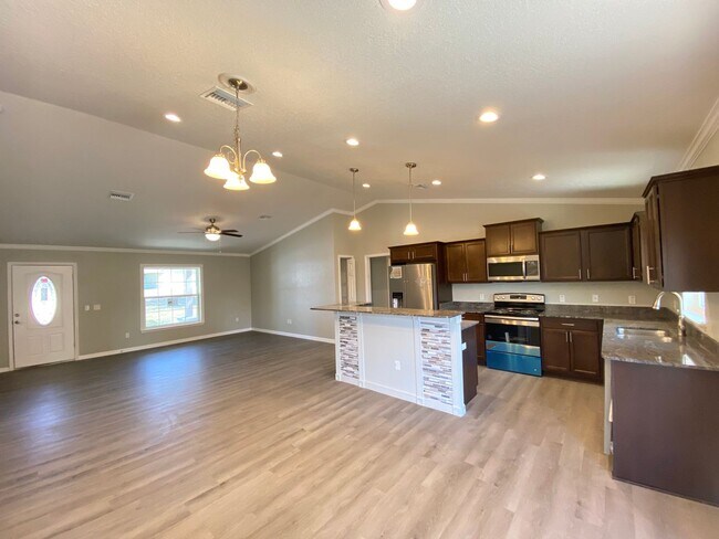 Building Photo - 10 Hemlock Cir Ct