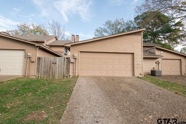 Building Photo - 5917 Hollytree Dr