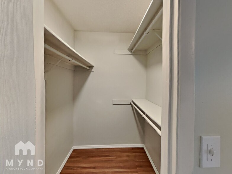 Building Photo - 1060 Huntington Ct