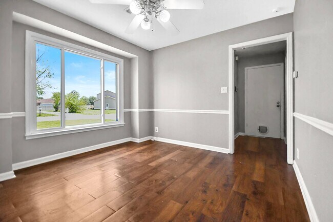 Building Photo - Pet Friendly Three Bedroom!