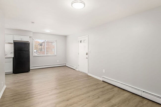 Building Photo - 639 Riverview Dr