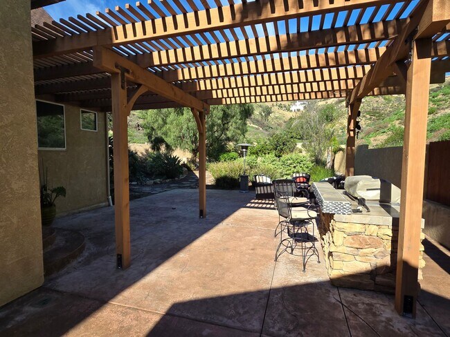 Building Photo - Very nice custom Camarillo 4+4 family home in great private location!