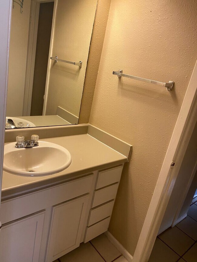 Building Photo - Southside - Pet Friendly! Townhouse