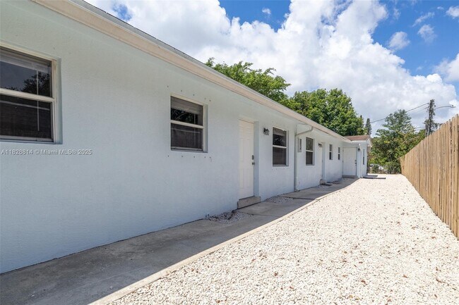 Building Photo - 605 SW 14th Terrace