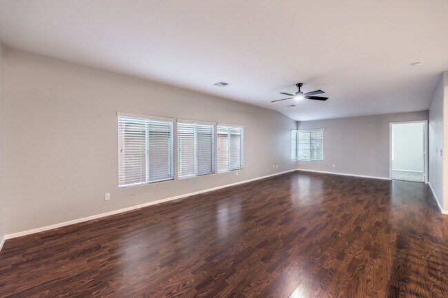 Building Photo - Gorgeous 6Bed/5Bath/4Car, 2-Story Home located in the Mountains Edge