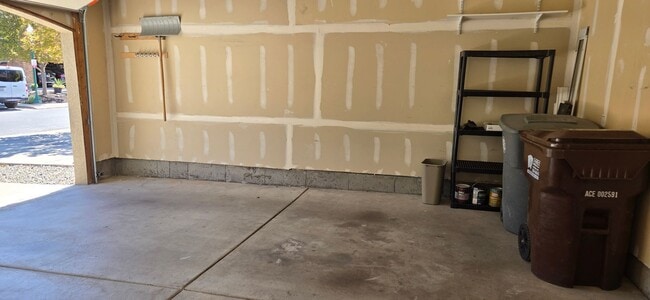 Building Photo - Pet Friendly Beautiful 3 Bed 3.5 Bath in R...