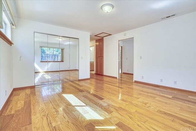 Building Photo - 5 Bedroom 3-bathroom Large single level home!