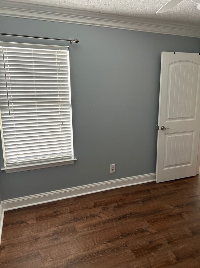 Building Photo - Forest Ridge off Middleground Road