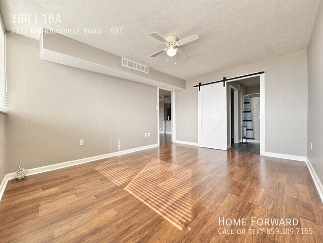 Building Photo - 2121 Nicholasville Rd