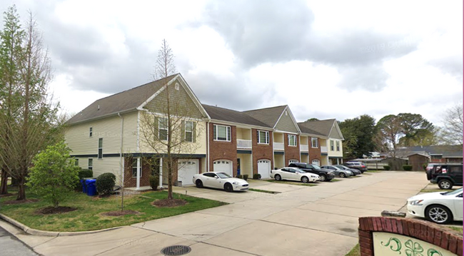 Building Photo - Gorgeous 3 bedroom, 2.5 bath townhome-styl...