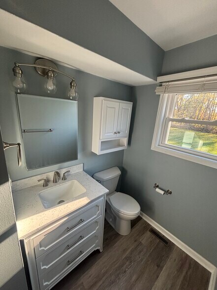 Building Photo - 895 N Cedar Rd