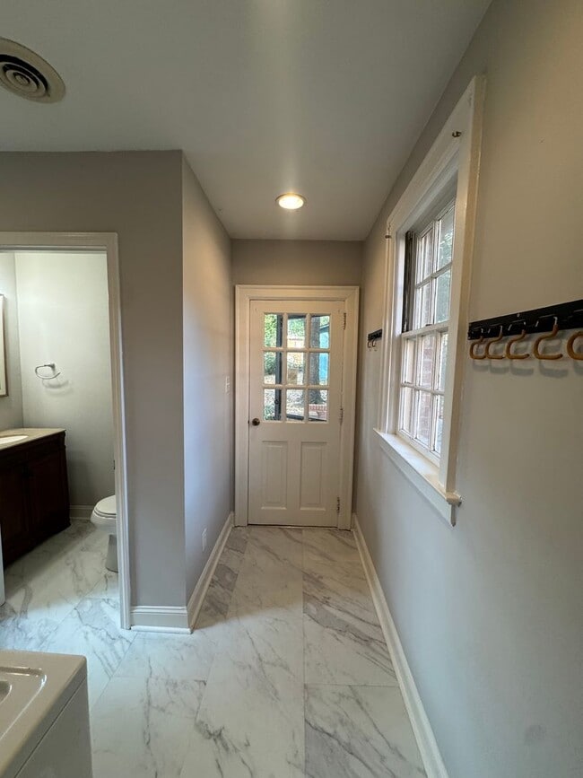 Building Photo - Adorable Home