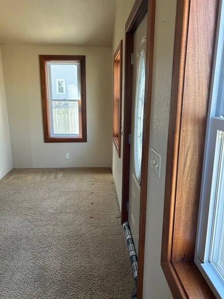 front door entryway, nice spot for a desk - 626 George St