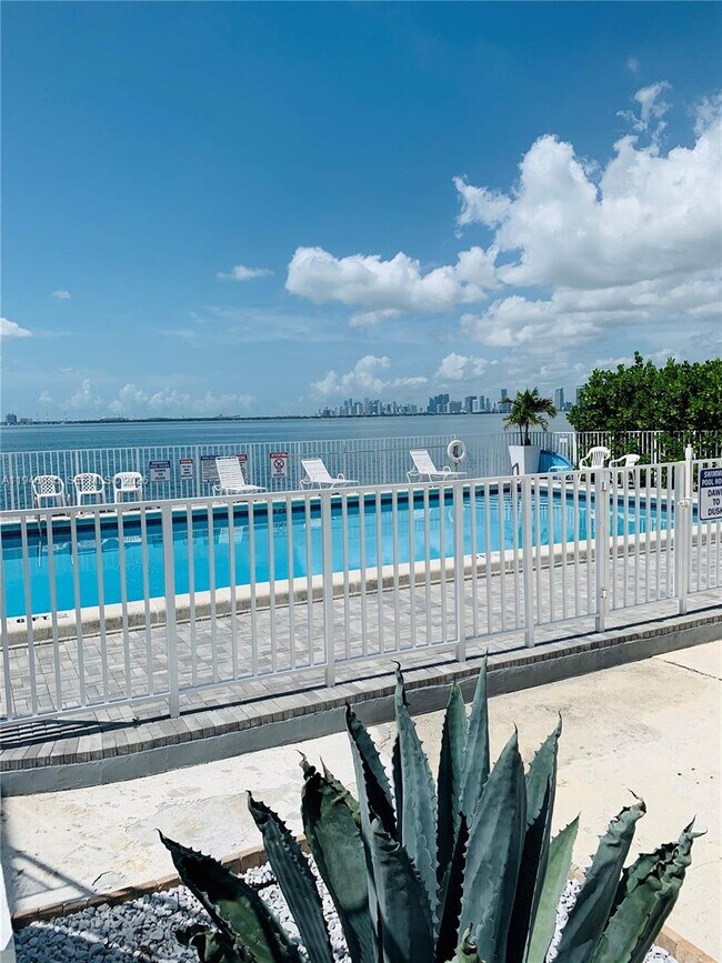 Building Photo - 1840 S Treasure Dr