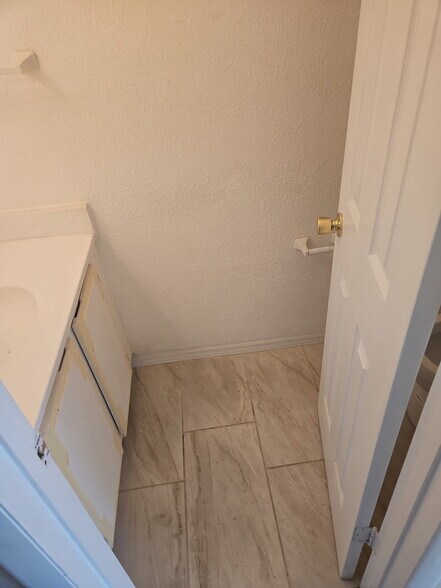 Building Photo - 4023 Woodfern Dr
