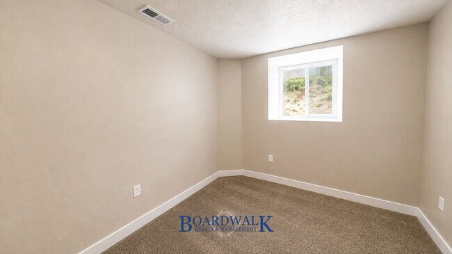 Building Photo - 555 S 900 E
